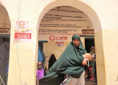Une femme et son bébé devant un centre de santé soutenu par l'ONG CARE en Somalie