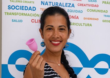 Une femme tenant une cup menstruelle à Cuba