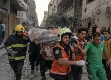 Un civil blessé transporté par les secours à Gaza