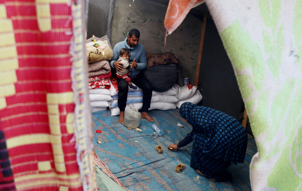 Une famille réfugiée dans une tente à Gaza