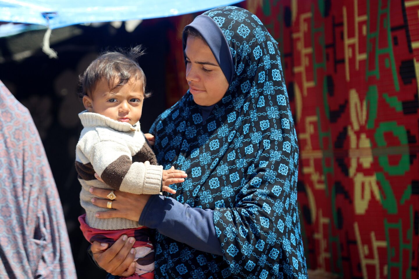 Une mère de famille et son enfant réfugiés à Gaza
