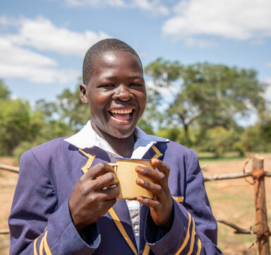 Une fille tient un verre d'eau au Zimbabwe