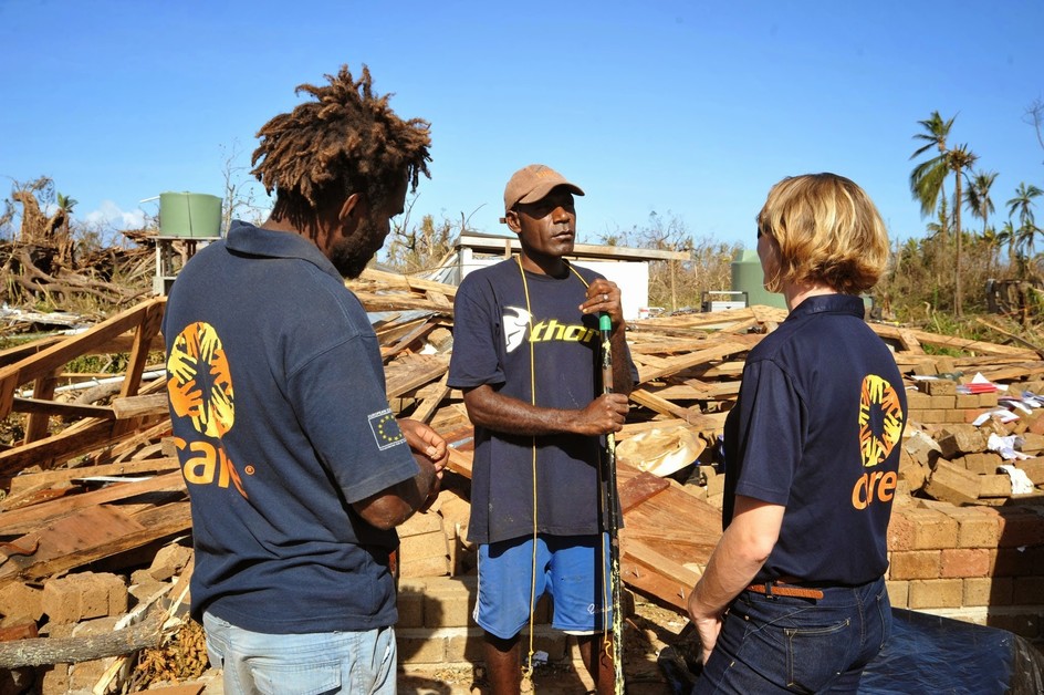 Un homme discute avec des membres de l'ONG CARRE suite à un cyclone au Vanuatu