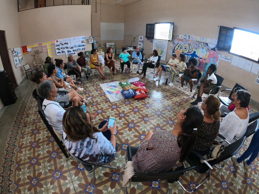Une réunion d'un groupe de militantes féministes à Cuba