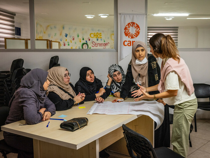 Un groupe de femmes réfugiées échange avec une association humanitaire