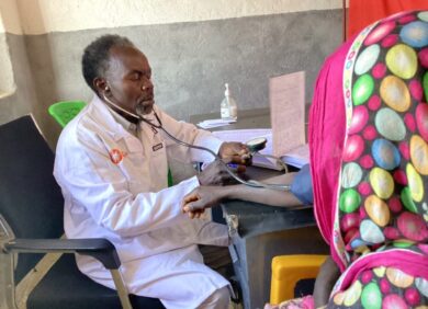 Un médecin ausculte une patiente au Soudan