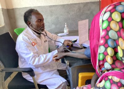 Un médecin ausculte une patiente au Soudan