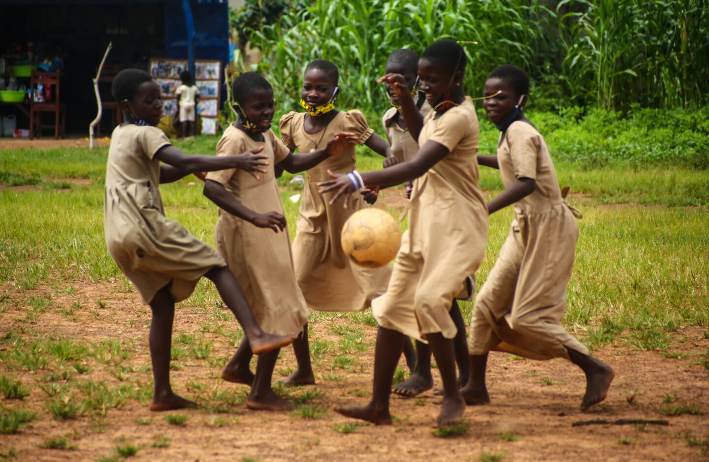 Des filles jouent au football au Togo