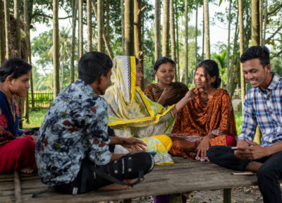 Un groupe de filles et de garçons au Bangladesh