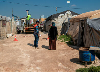 Une femme dans un camp de déplacés par la guerre en Syrie