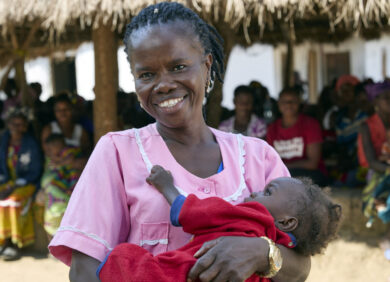 Une sage-femme porte un enfant dans ses bras en Sierra Leone