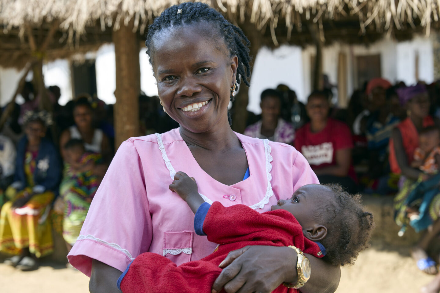 Une sage-femme porte un enfant dans ses bras en Sierra Leone