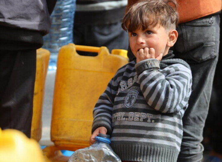 Un enfant attendant de l'eau à Gaza