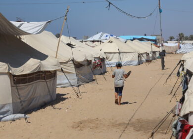 Un enfant marche dans un camp de déplacés par la guerre à Gaza