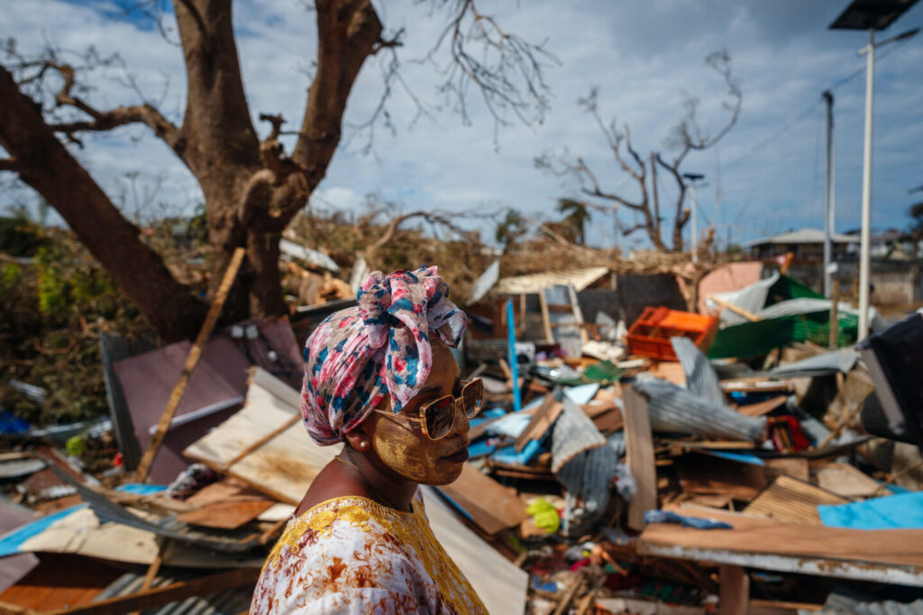 Une femme à Mayotte dans après le passage du cyclone Chido