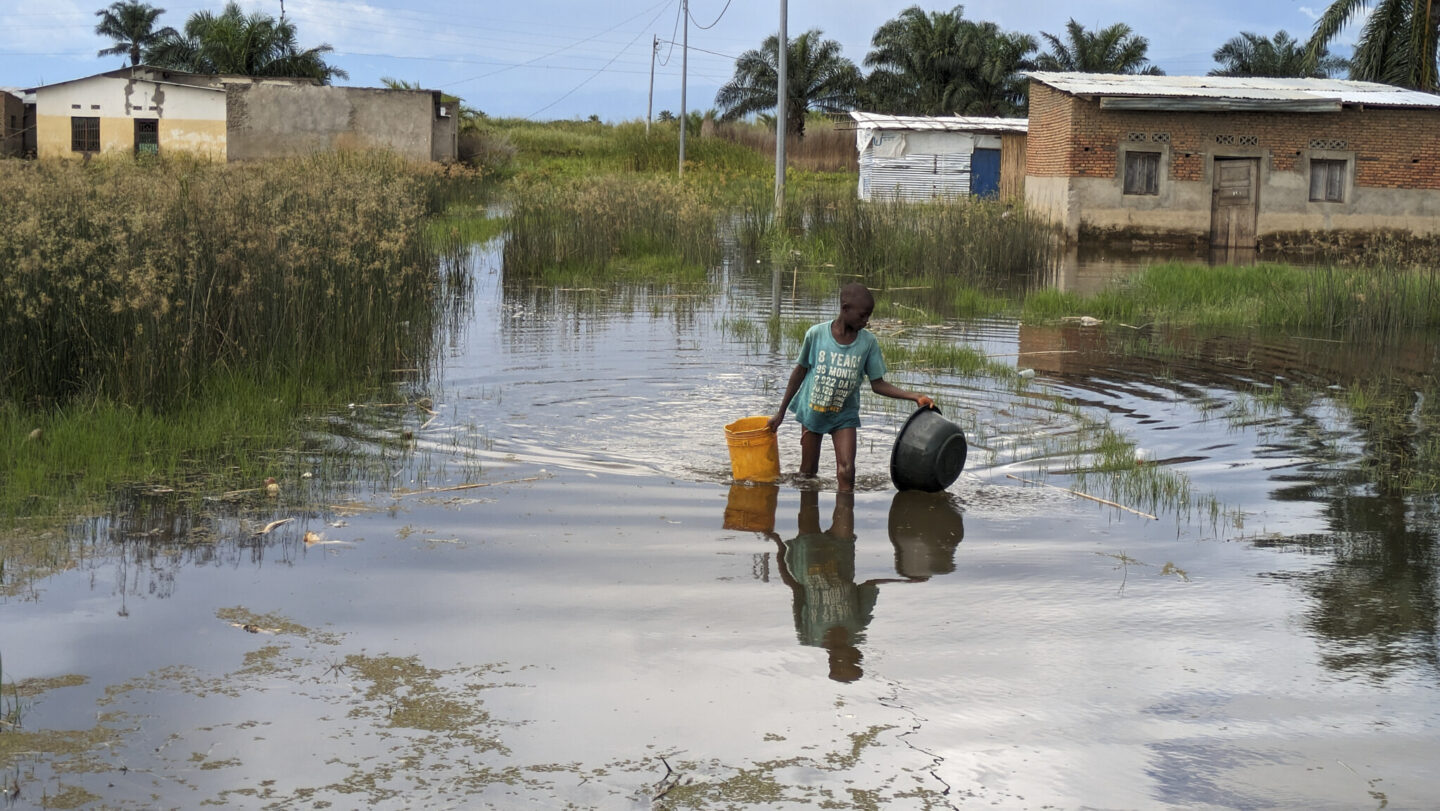 Une fille marche dans un village touché par des inondations au Burundi.