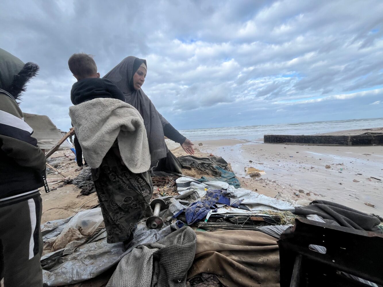 Une famille dans un camp de réfugiés à Gaza