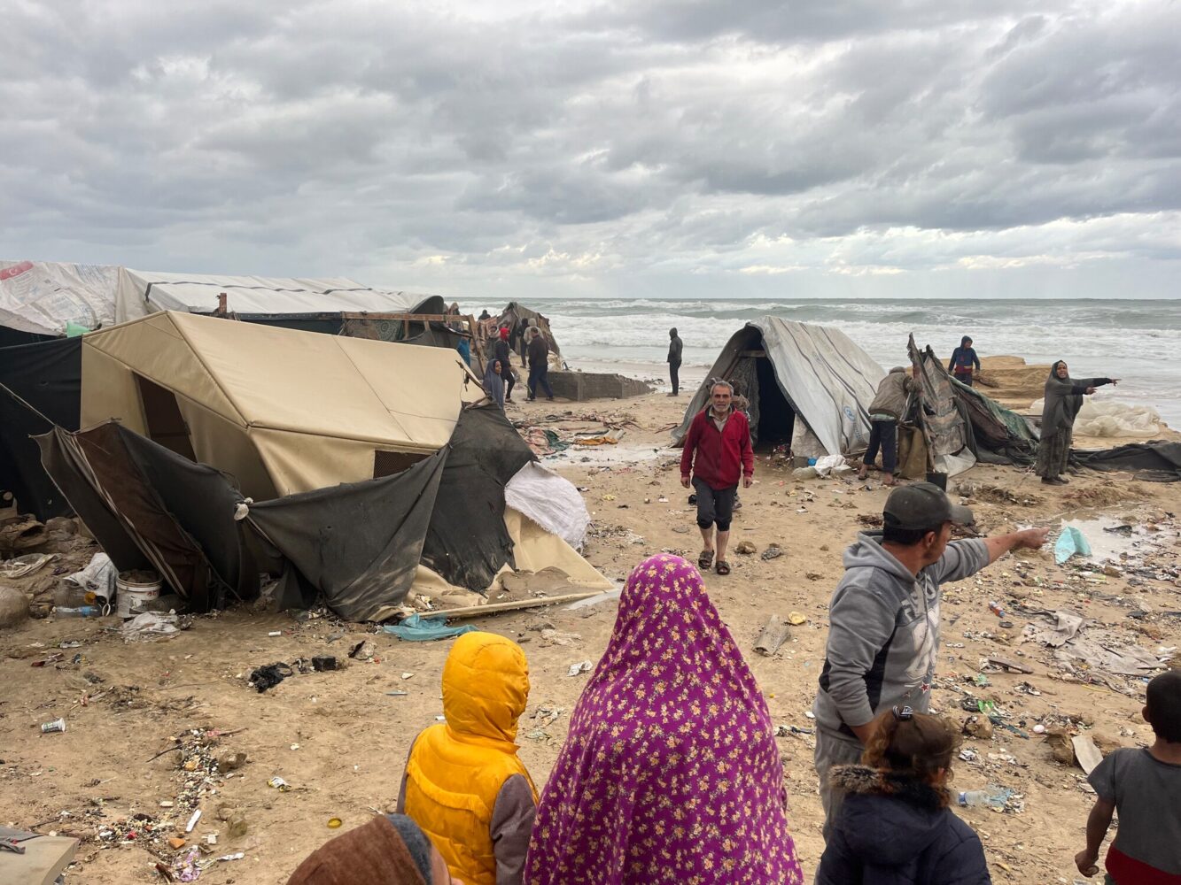 Une famille dans un camp de réfugiés à Gaza