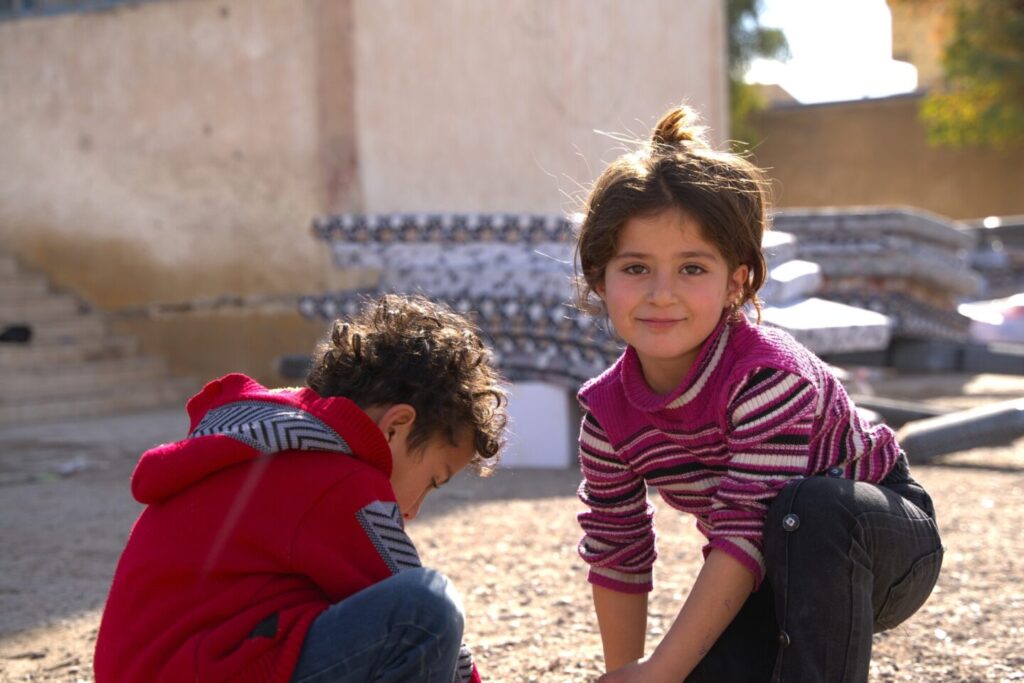 Deux enfants dans un camp de réfugiés en Syrie